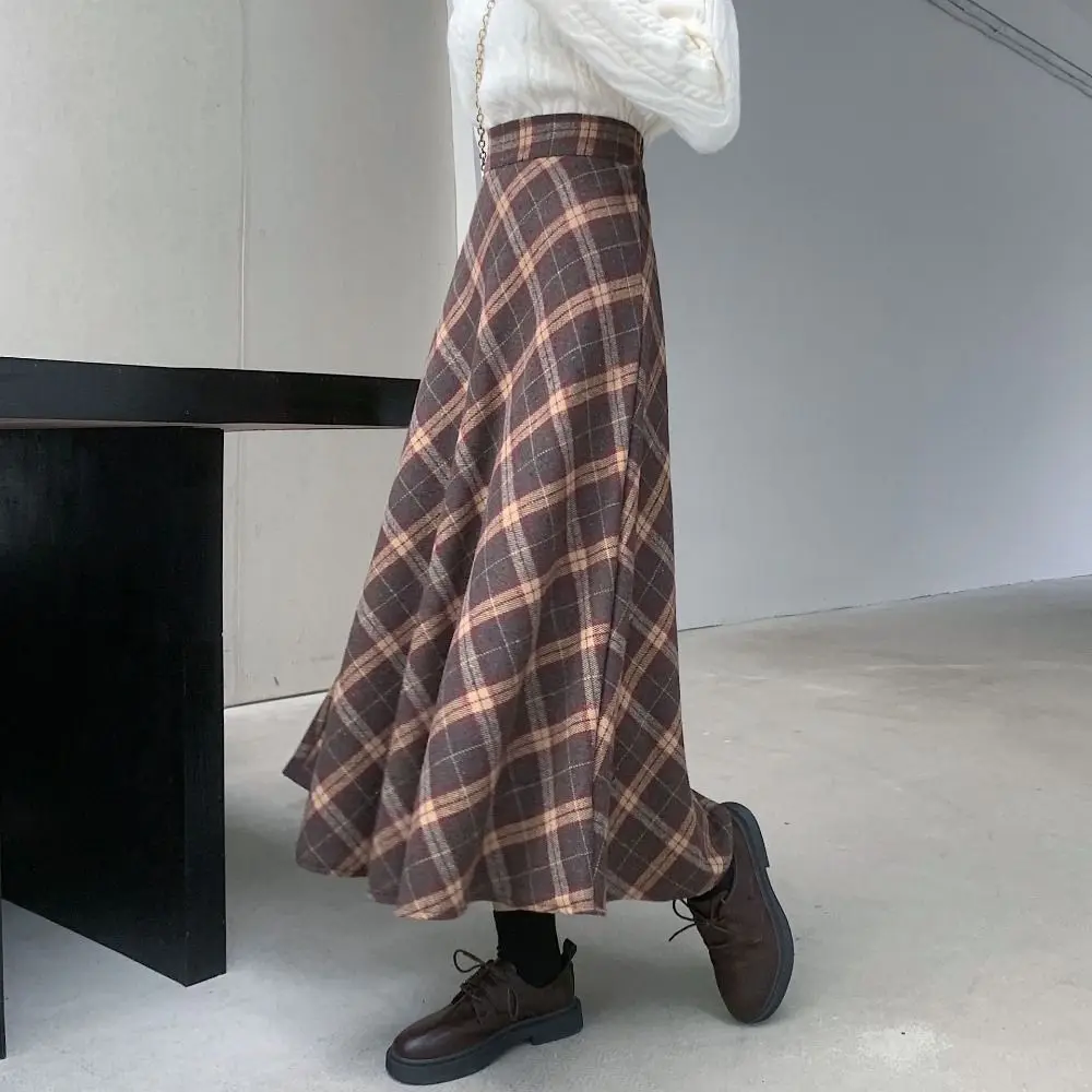 Retro woolen skirt back view
