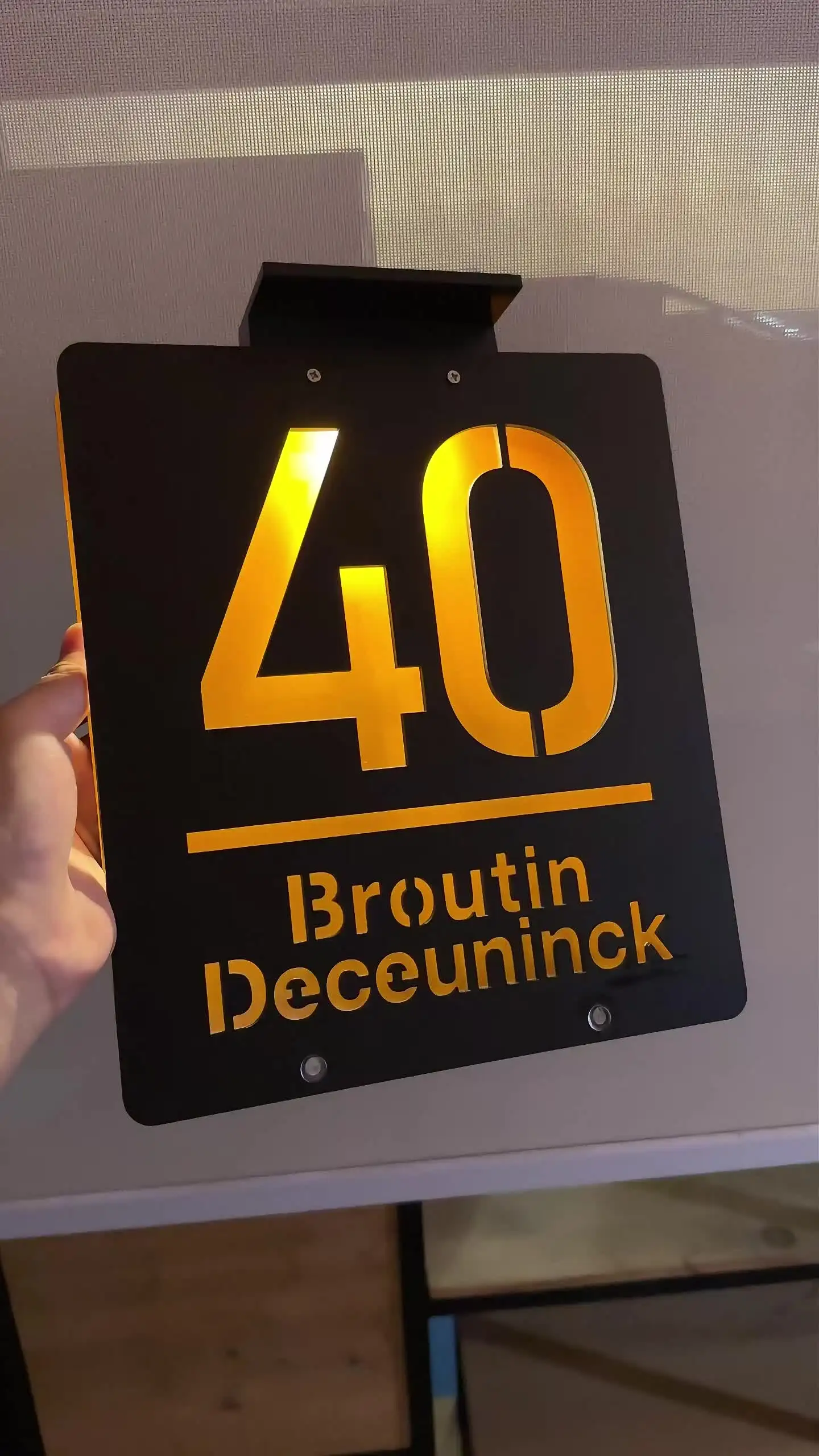 TIRXUIND Gepersonaliseerde zonnehuisnummerplaten met licht - aangepaste voordeur adresborden voor thuis - duurzaam en weerbestendig (paneelkleur zwart), 6 x 9,8 inch (klein formaat