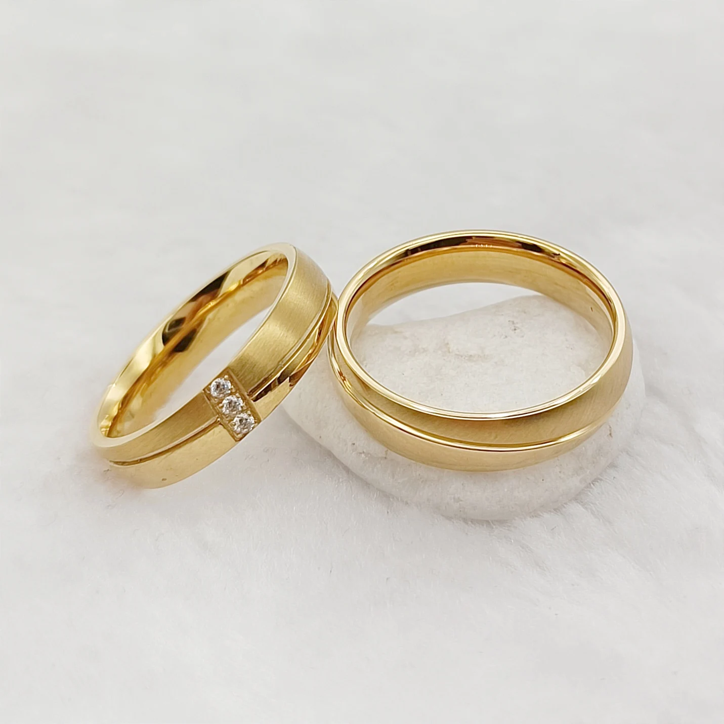 

2pcs 18k Gold Plated Wedding Rings Set for Couples Surgical Stainless Steel Fashion Jewelry Alliance