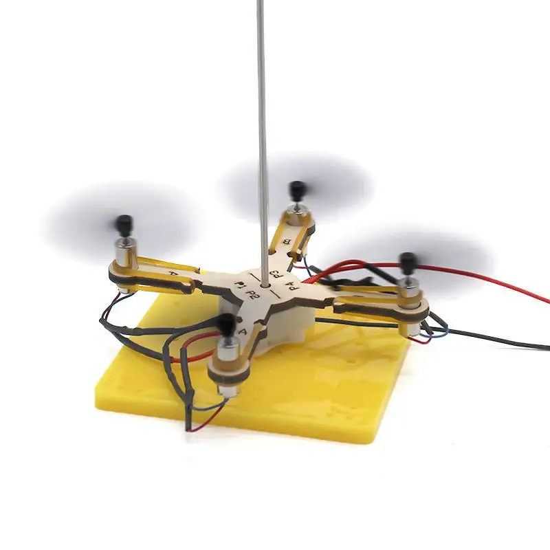 Drone en bois fini avec hélices, kit drone jouet à construire soi-même posé sur une table
