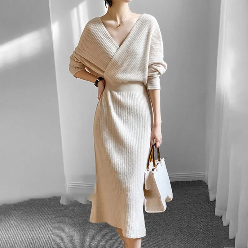 

2023 French Fashion Women's Long Solid Color V-neck Long Sleeve Solid Color High Waist Pullover Open Backpack Hip Knitted Skirt