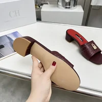 Sandales mules de luxe pour femmes, noires et rouges, marque CH, dessus en cuir gaufré, boucle à fermoir métallique, talon bloc, pour un usage quotidien 4