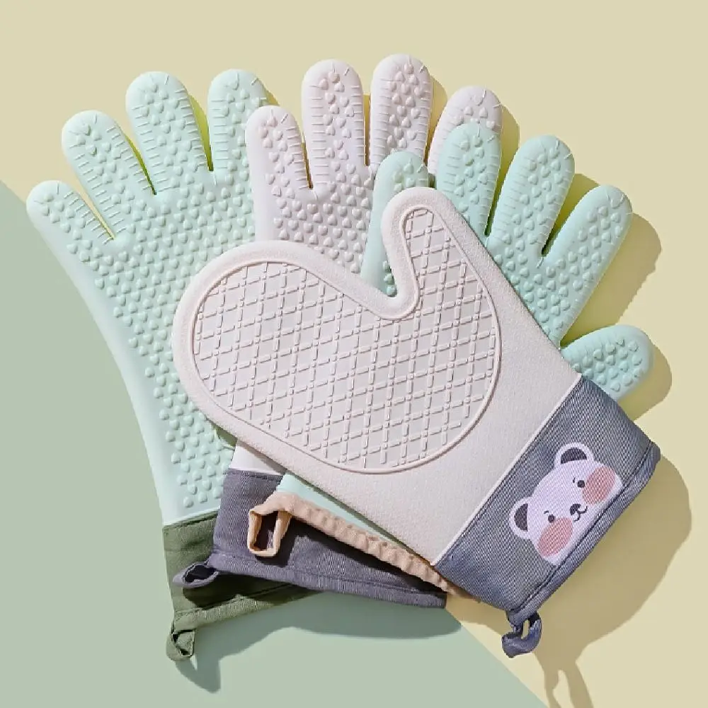 2Pcs Thickened Silicone Insulation Gloves Heat Resistant Non-slip Kitchen Hand Clamps Cartoon Bear Stain-resistant Baking Mitts