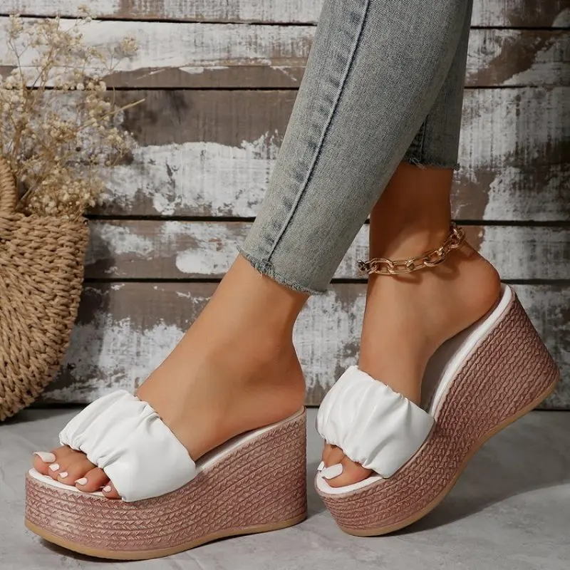 Рисунок 4 - Шлепанцы женские на платформе и высоком каблуке