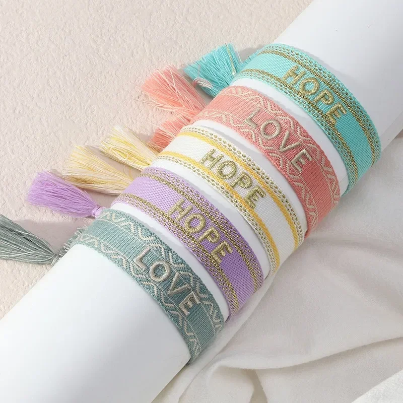 Bracciale con nappa intrecciata con lettere ricamate della Boemia per