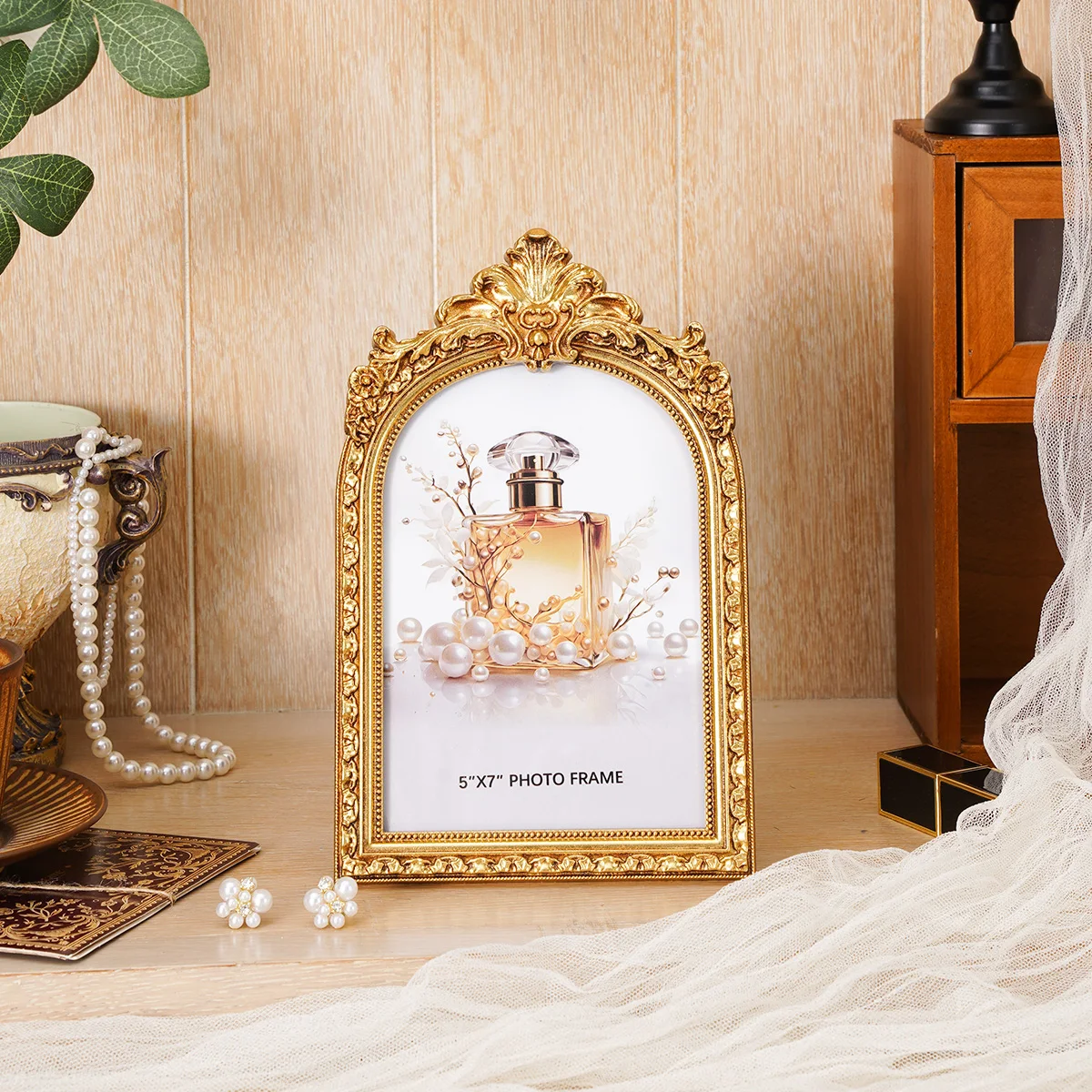 1PC, European retro golden arched lace decorative photo frame, suitable for photo display, home decoration and photography props