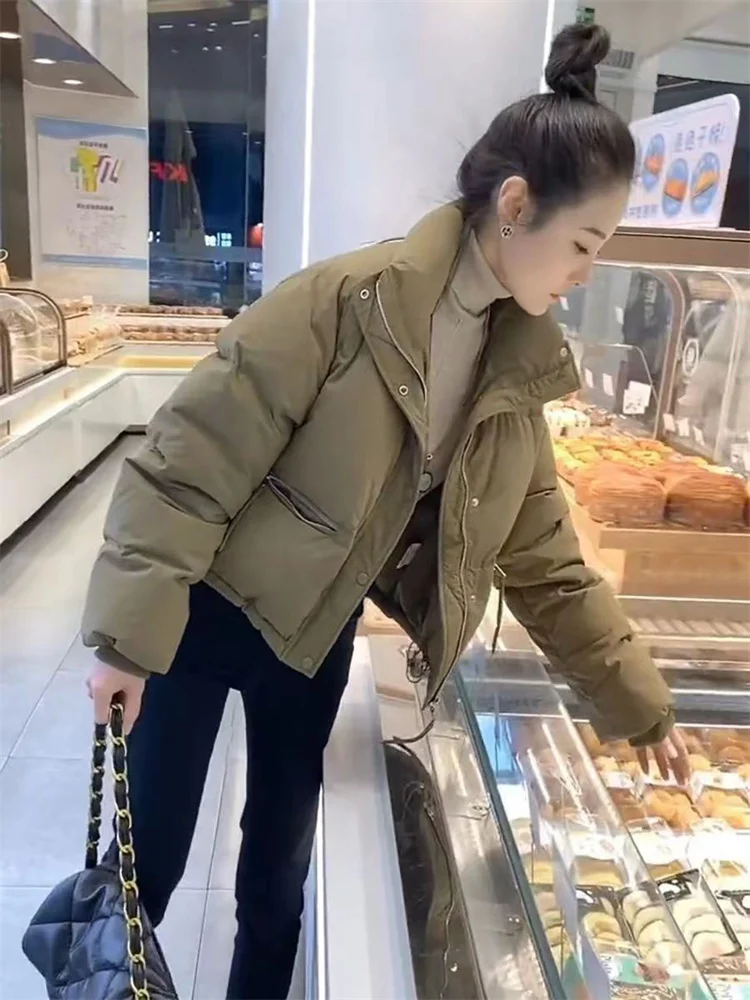 Рисунок 6 - Женская короткая куртка с воротником-стойкой