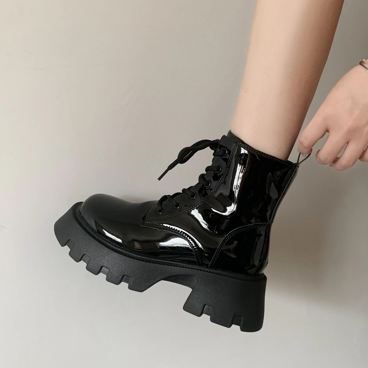 Stivali Con Punta Tonda Donna Nuovo 2023 Scarpe Autunnali Zoccoli Piattaforma Designer Di Lusso Lolita Ladies Rubber Summer Rock Fashion Med