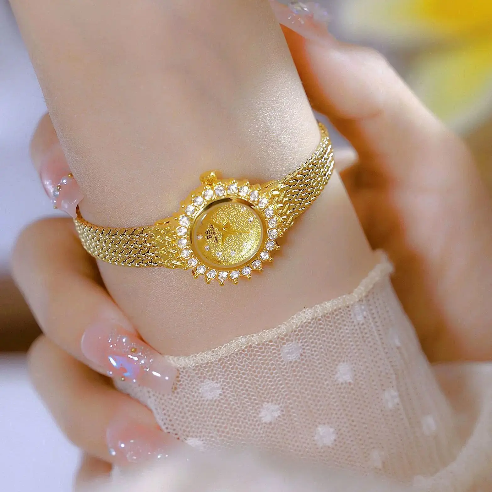 Elegant Sunflower Diamond Dial Gold Women's Watch with Mesh Bracelet
