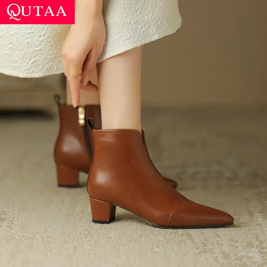 

QUTAA/2024 женские ботильоны на среднем каблуке осенне-зимняя обувь из натуральной кожи на молнии женские мотоботы с острым носком размеры 34-39