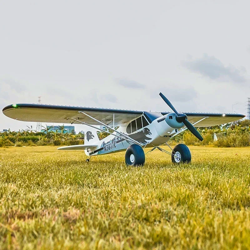 Profil de l'avion RC PNP/RTF 3D Voltigeur, révélant ses ailes et son stabilisateur vertical.