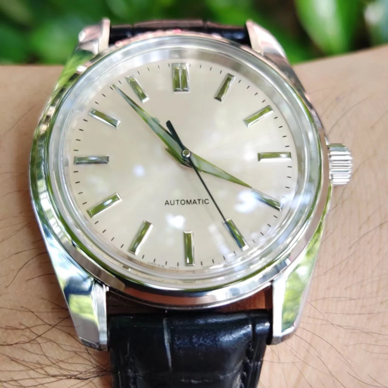 Japanese Quartz Movement, Vh31 Movement, Fivesided Polished Pointer, Sapphire Waterproof 100