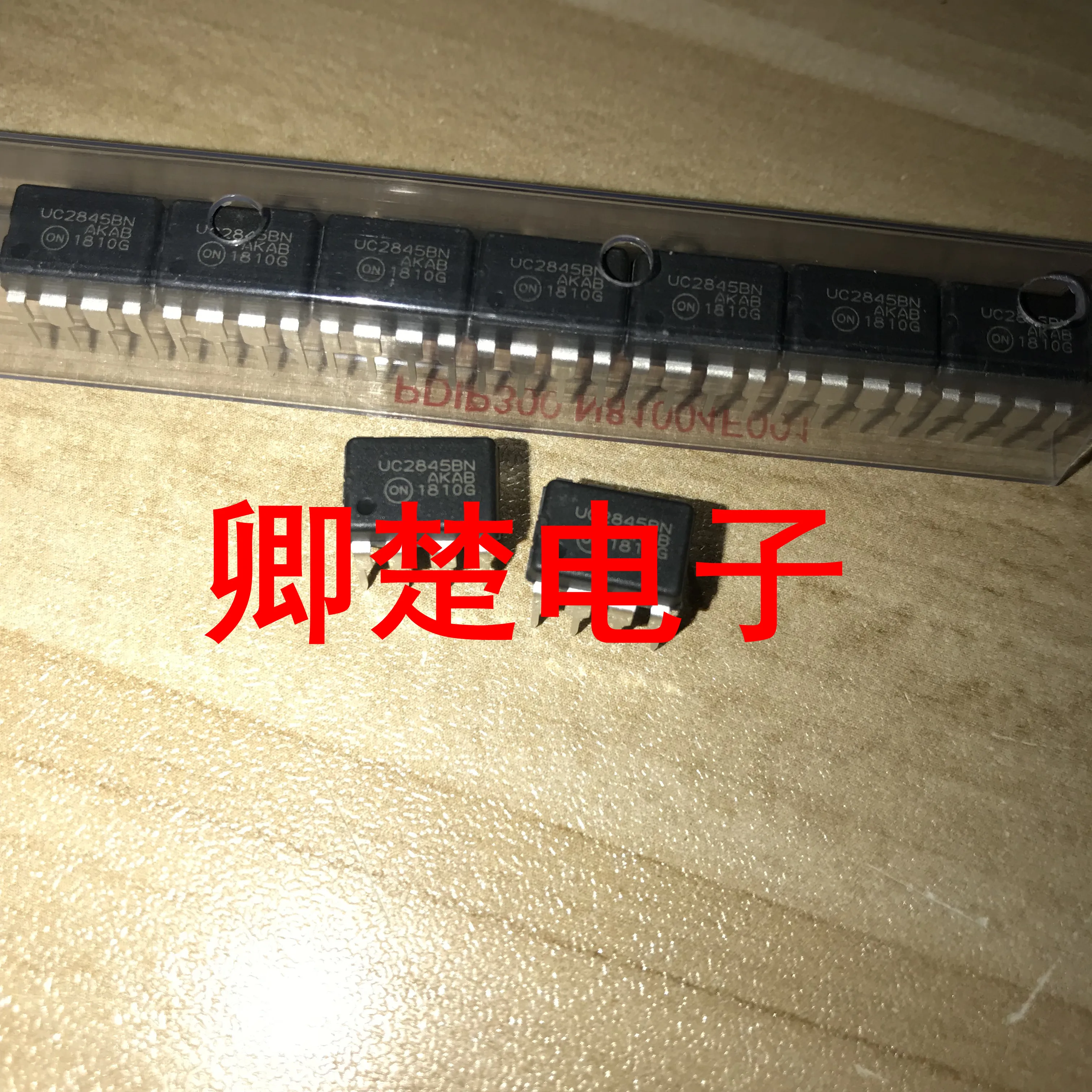 

30 шт. Оригинальный Новый UC2845BNG DIP переключатель контроллер in-line IC