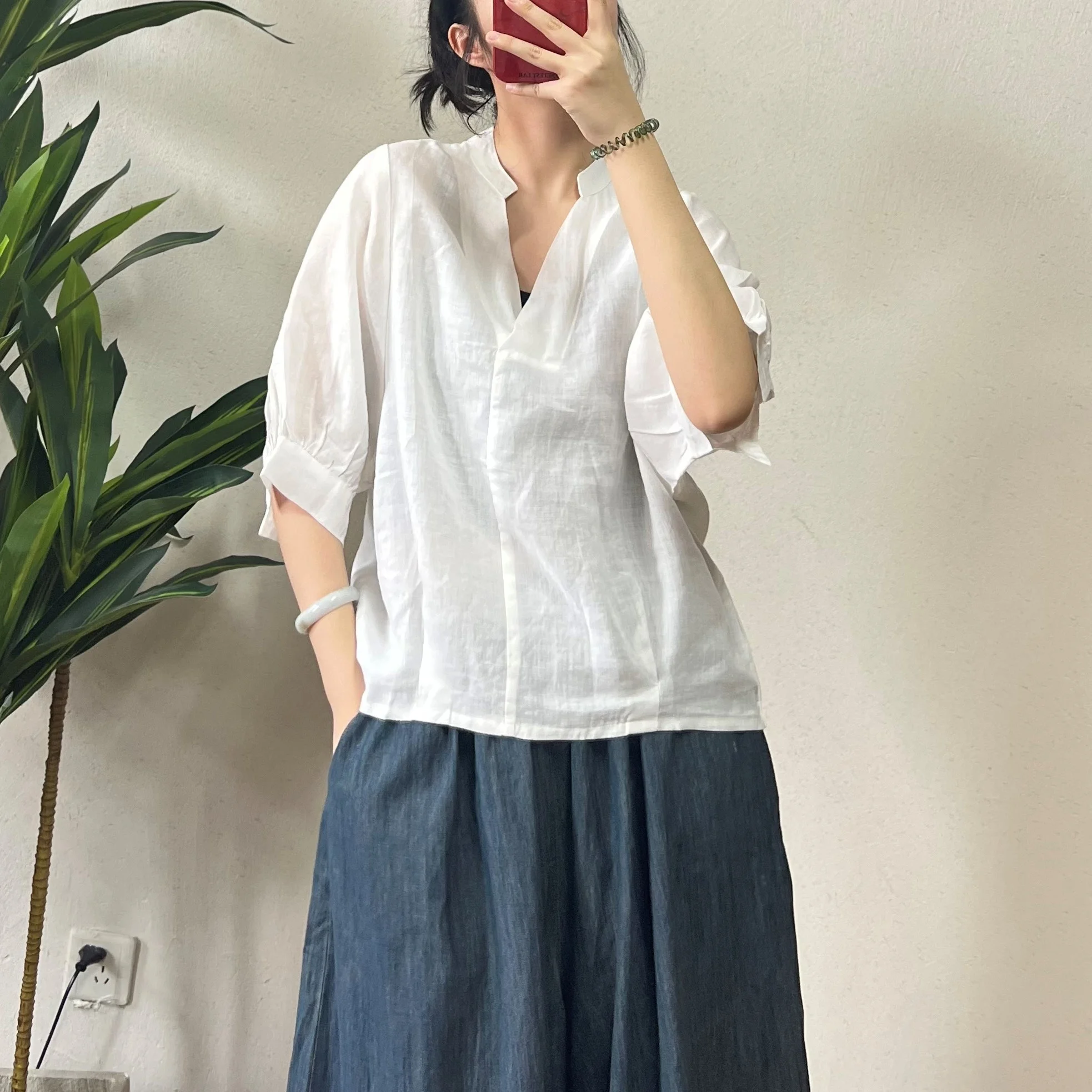 

Semi-freedom early spring new style literary and artistic minority back open button V-neck top pure linen five-quarter sleeve