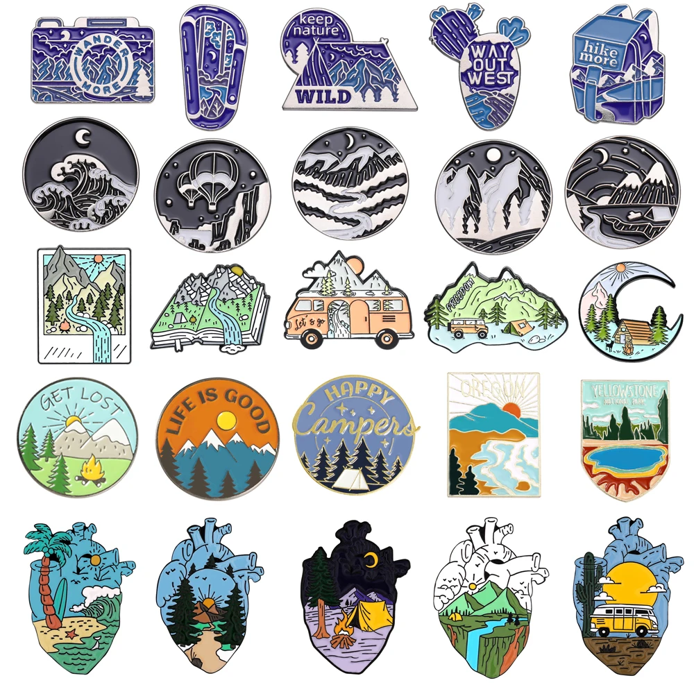 Travel Collection Spilla Hike Bag Mountain Camera Wild Map Car Outdoor Camp Heart Nature Scenery Metal Badge Spilla Gioielli
