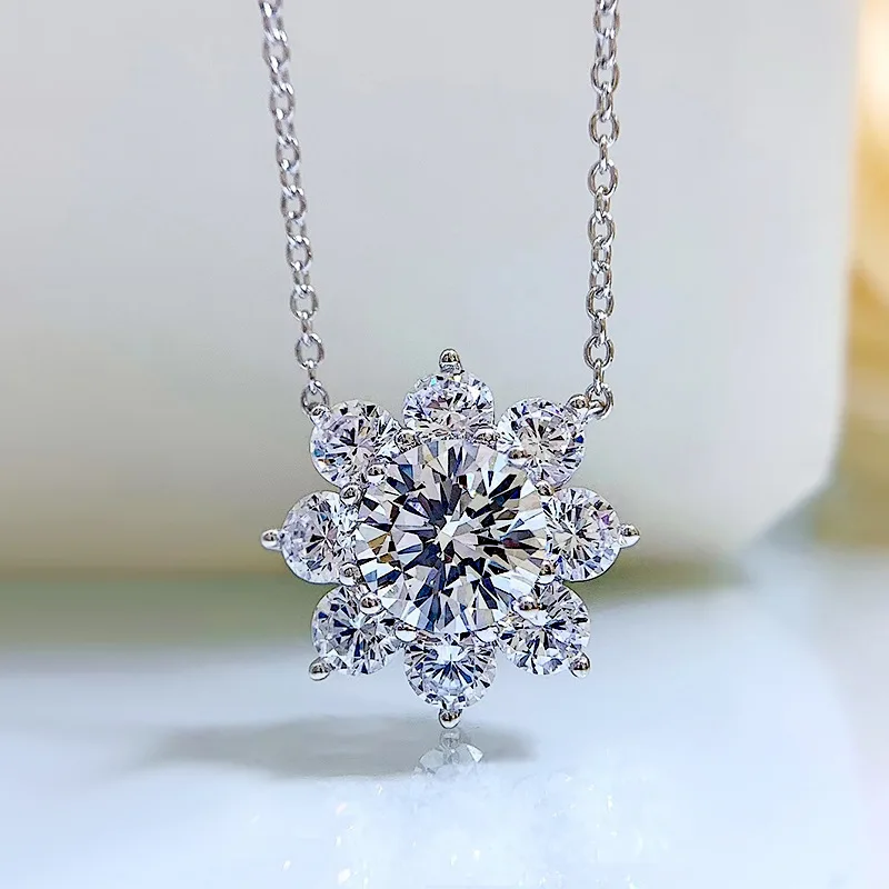

New Sunflower Ladies Necklace S925 Silver Seiko Inlaid High Carbon Diamond Flashing Women's Jewelry