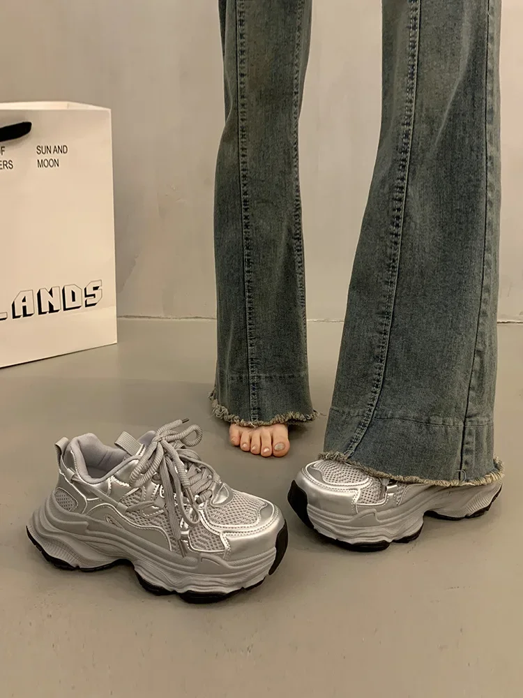 thumbnail image 1 of Zapatos de mujer 2024 primavera y verano nuevos zapatos deportivos casuales plateados ligeros transpirables con suela gruesa que aumentan la altura, 1 of 5