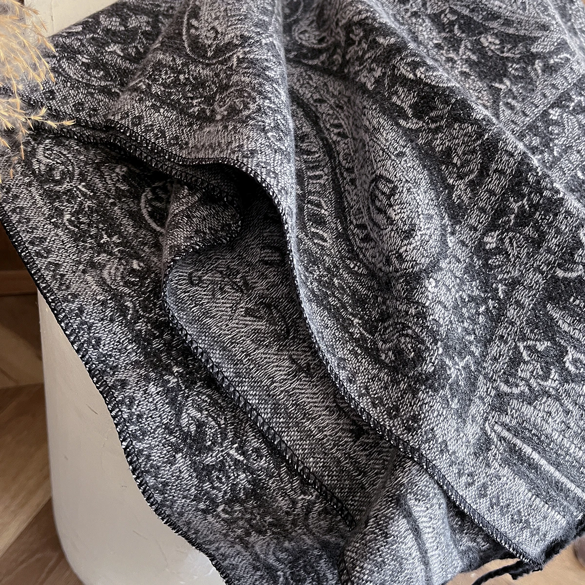 New Winter Brand National Style Paisley Design Thick Pashmina Warm Shawl Long Tassel Print Scarf Women Keep Warm Poncho Stoles