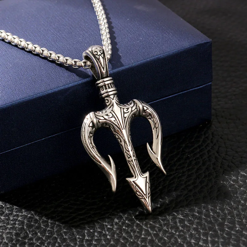 Acquista Gioielleria raffinata di lusso da uomo con ciondolo a forma di tridente della collana del re del mare punk vintage in Italia a partire da 0.81