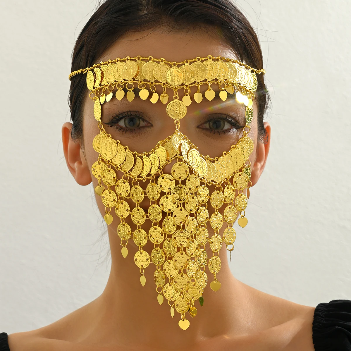 قناع السلطانة الذهبي بالعملات