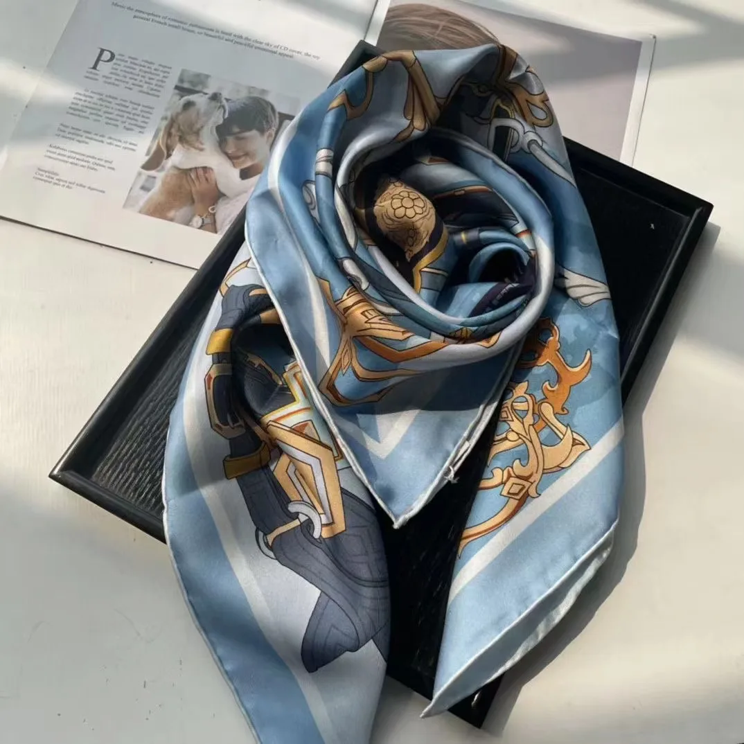 Рисунок 4 - Женский шёлковый квадратный шарф