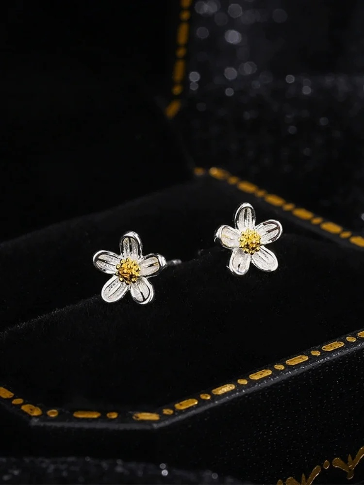 Mini Small White Color Daisy Flower For Women's Simple Temperament Jewelry Circular Christmas Birthday Gift Wedding