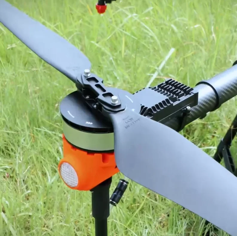 Hélice et moteur assemblés sur un drone, montrant l'intégration des pièces pour une utilisation professionnelle.