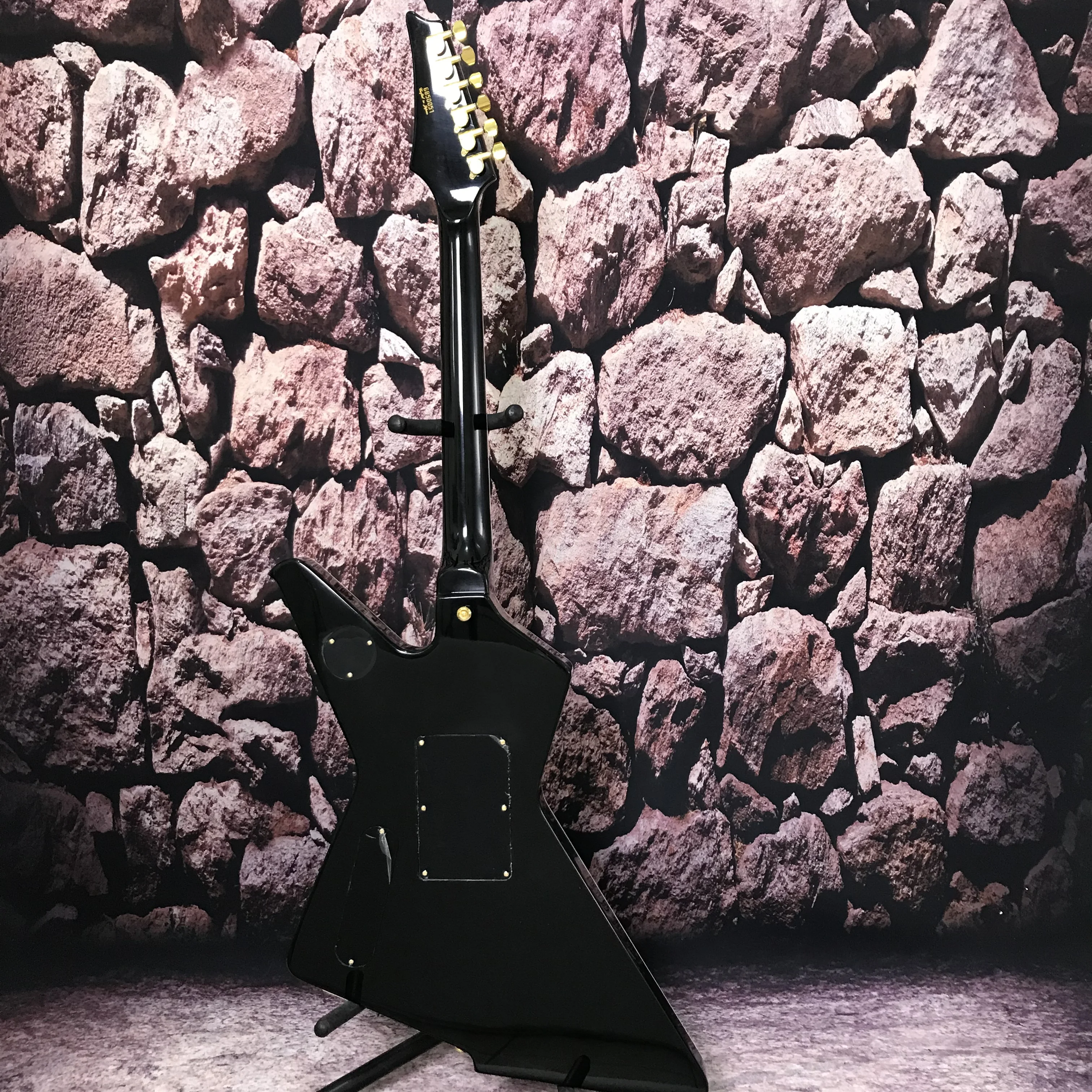 Factory customization electric guitar 3 pickups tremolo system High quality guitar Free delivery