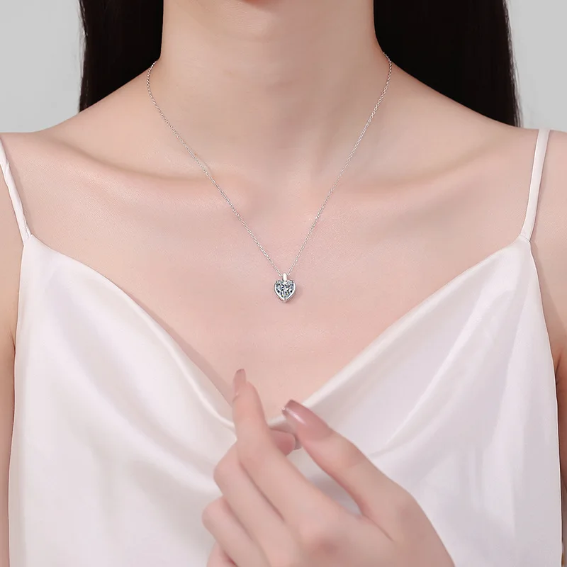 D color Moissanite 2 Carat Necklace Fashion Exquisite Women Jewelry 925 Sterling Silver Minimalist Heart Pendant Necklace 5