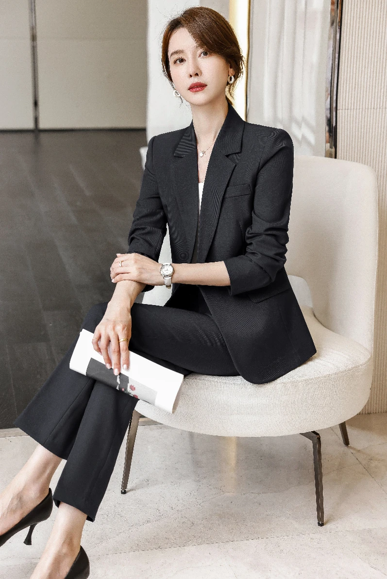 Рисунок 3 - Модная Профессиональная женская одежда на осень и зиму