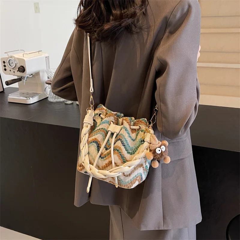 Niche Woven Drawstring for Women 2024 New Corrugated Fashion All-Match Bucket High-Grade Messenger Bag