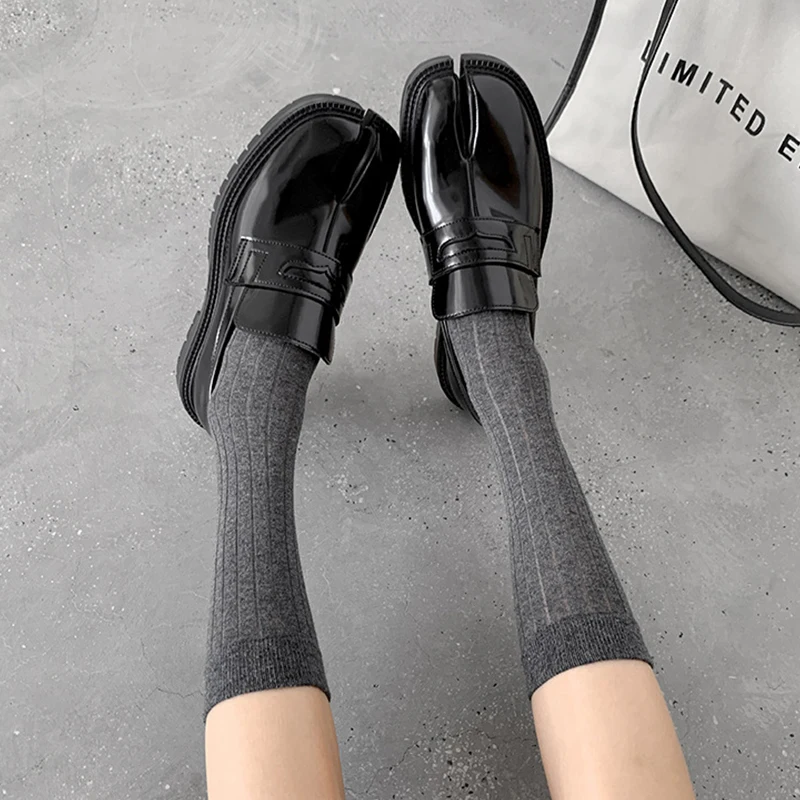 Hochwertige Damen-Socken mit zwei Zehen, einfarbig, schlichte Farbe, bequeme geteilte Zehenpartie, japanische Harajuku-Tabi-Socken. – Detail 13