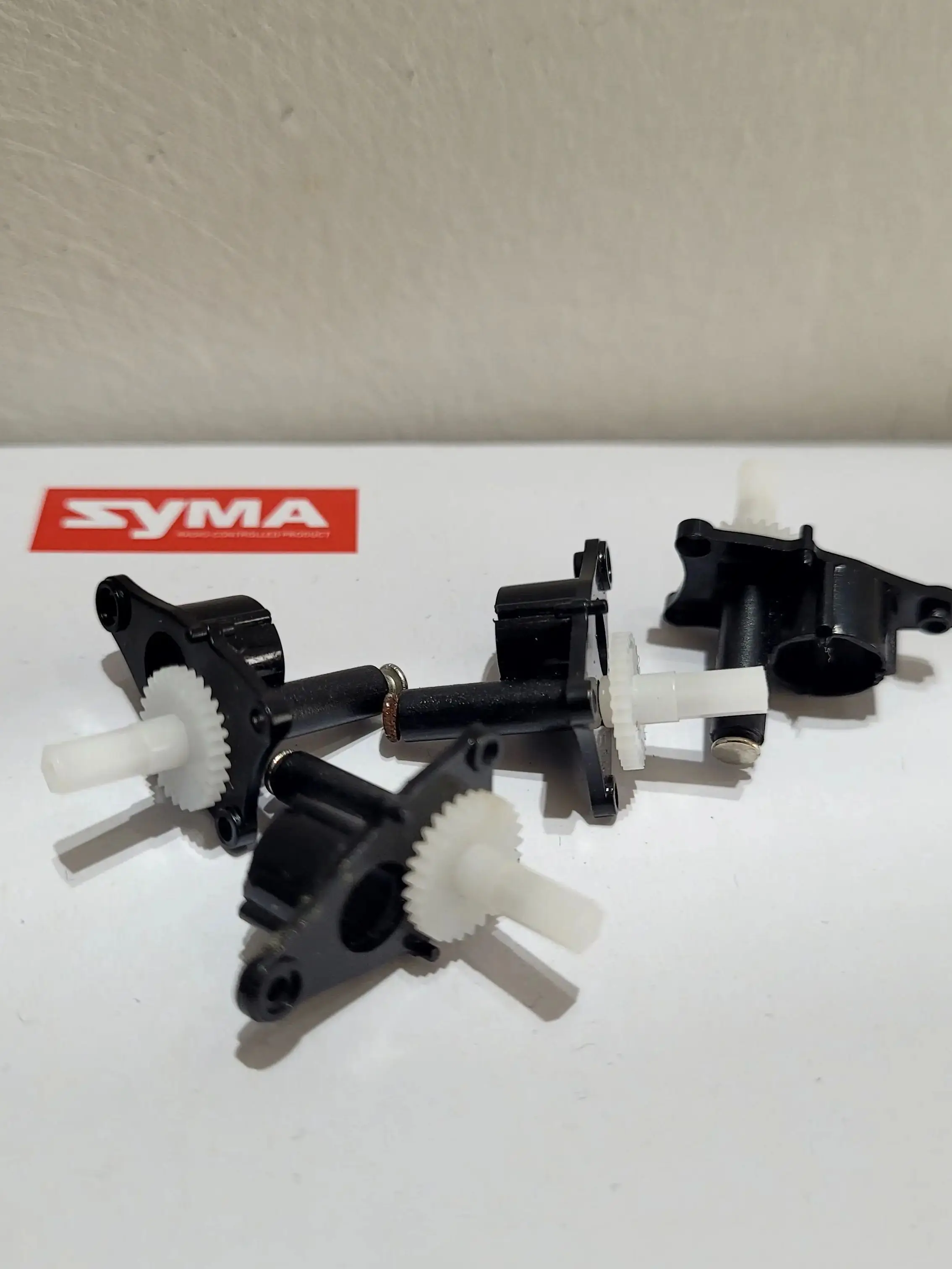 Les cadres moteur pour drone SYMA X22SW empilés, montrant leur forme et les connecteurs électriques.