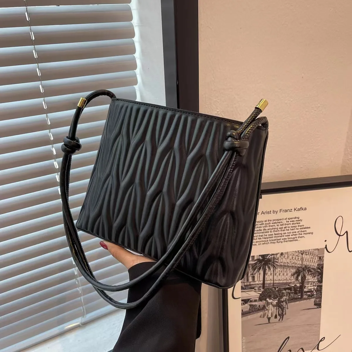 

Женская сумка через плечо, новый стиль 2023, модная весенне-летняя нишевая дизайнерская сумка со складками, простой однотонный цвет