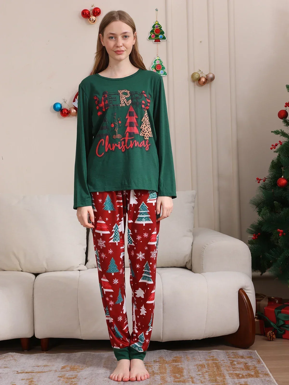 thumbnail image 4 of Conjunto de pijamas navideños familiares con estampado de árbol de Papá Noel, ropa de dormir informal suave de manga larga, conjuntos a juego para mamá, papá y niños, pijamas con aspecto navideño, 4 of 5