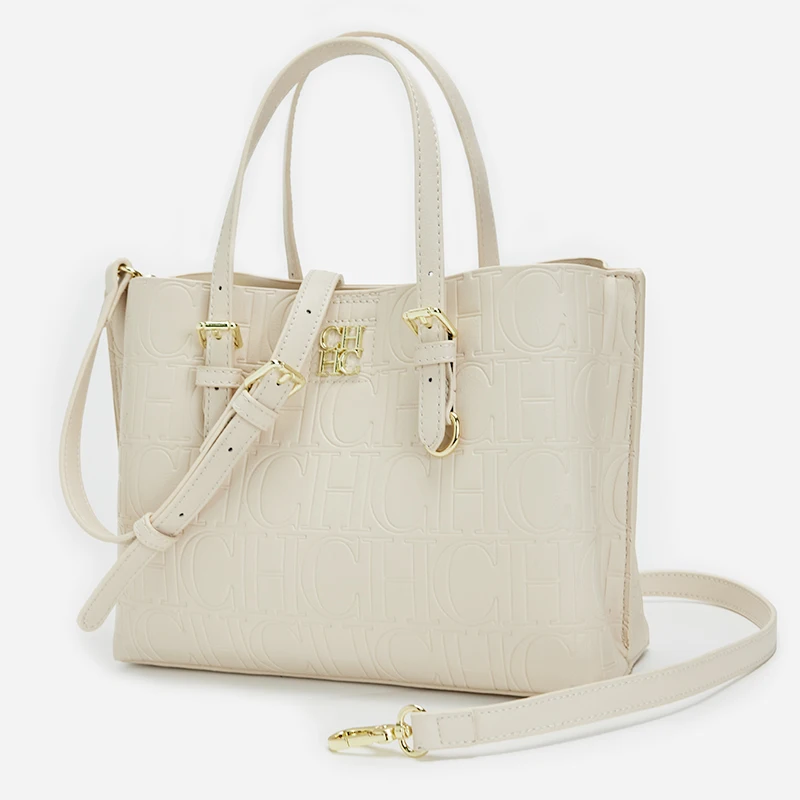 حقيبة يد نسائية من CH، تتميز بسعة كبيرة وتصميم حرو...