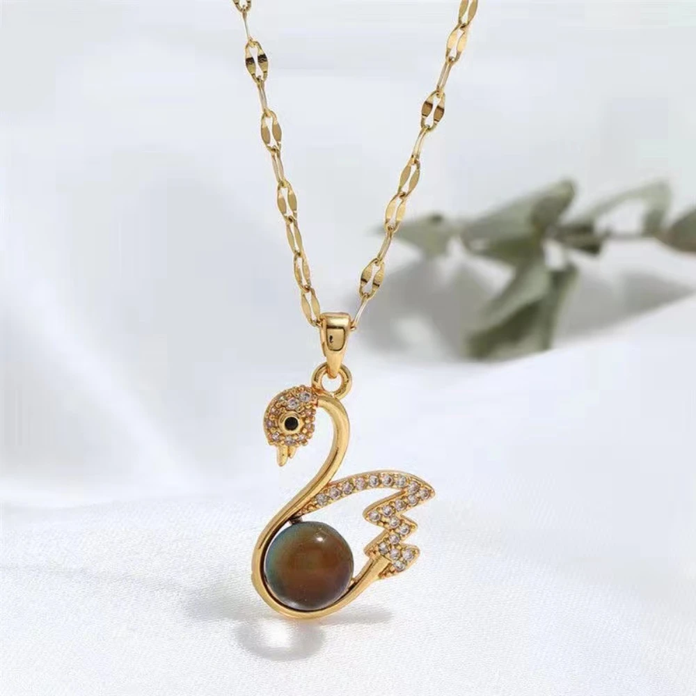 

Temperature sensitive color changing swan necklace with exquisite and versatile temperament, suitable for women's Instagram