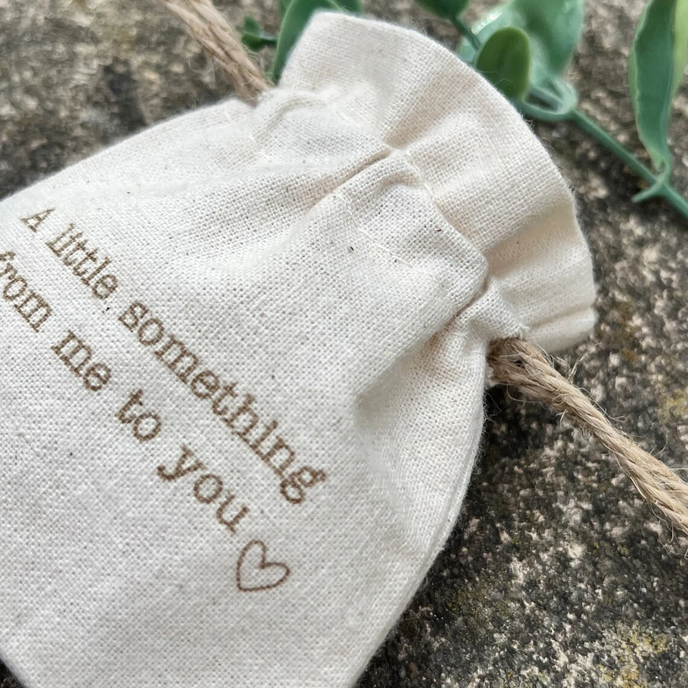 100pcs Personalized Logo Cotton Jewelry Bag with Jute Rope Nature Burlap Canvas Gift Bags for Makeup Dust Sack Jewelry Packaging