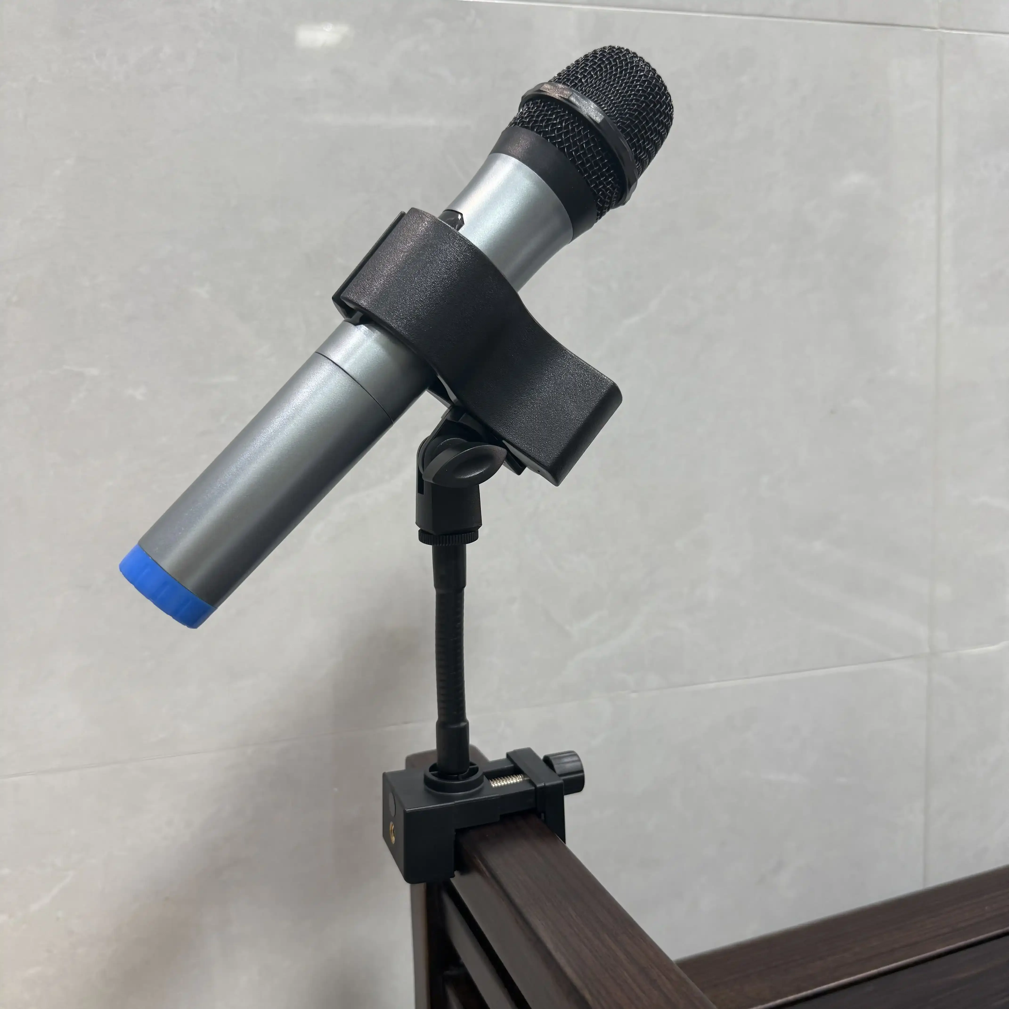 금속 데스크탑 폰 라이브 방송 마이크 클립 360도 회전 나사 고정 테이블 팬 클립 데스크탑 사용을 위한 고정 지지대