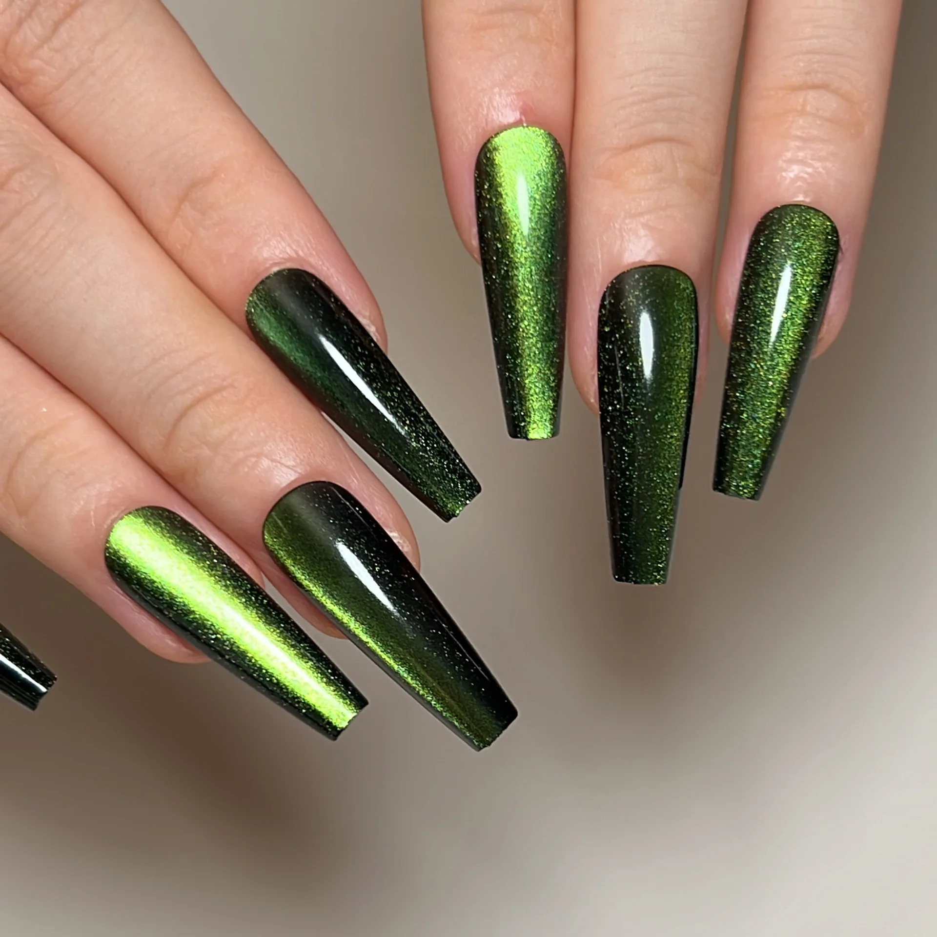 

24pcs Dark Green Cat's Eye False Nails Long Ballet Glitter Aurora Fake Nails With Design Coffin Head Press on Manicure Nail Tips