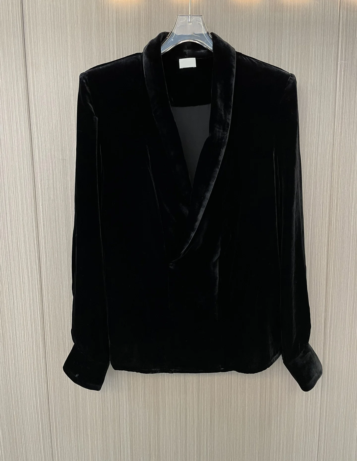 

2023 Autumn and winter new, V-neck velvet top small loose version, just the loose degree, coupled with silk