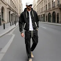 Nouvel ensemble décontracté pour homme, composé d'un sweat à capuche et d'un pantalon cargo. Poignets rayés pour un style streetwear sportif. 3
