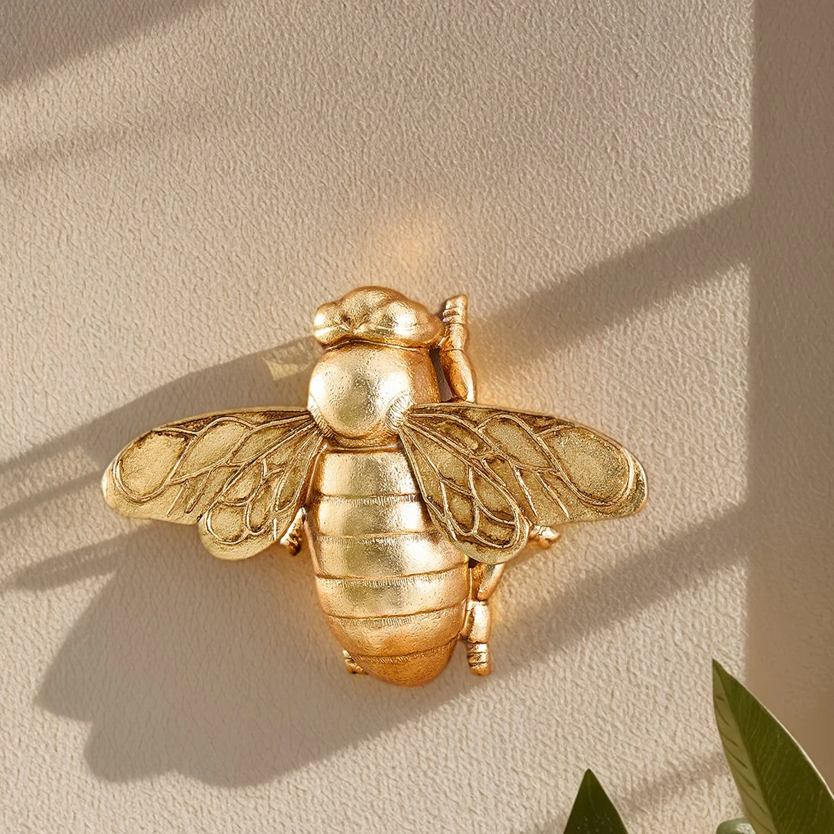 1PC, a unique and creative golden bee-shaped wall decoration craft wall hanging