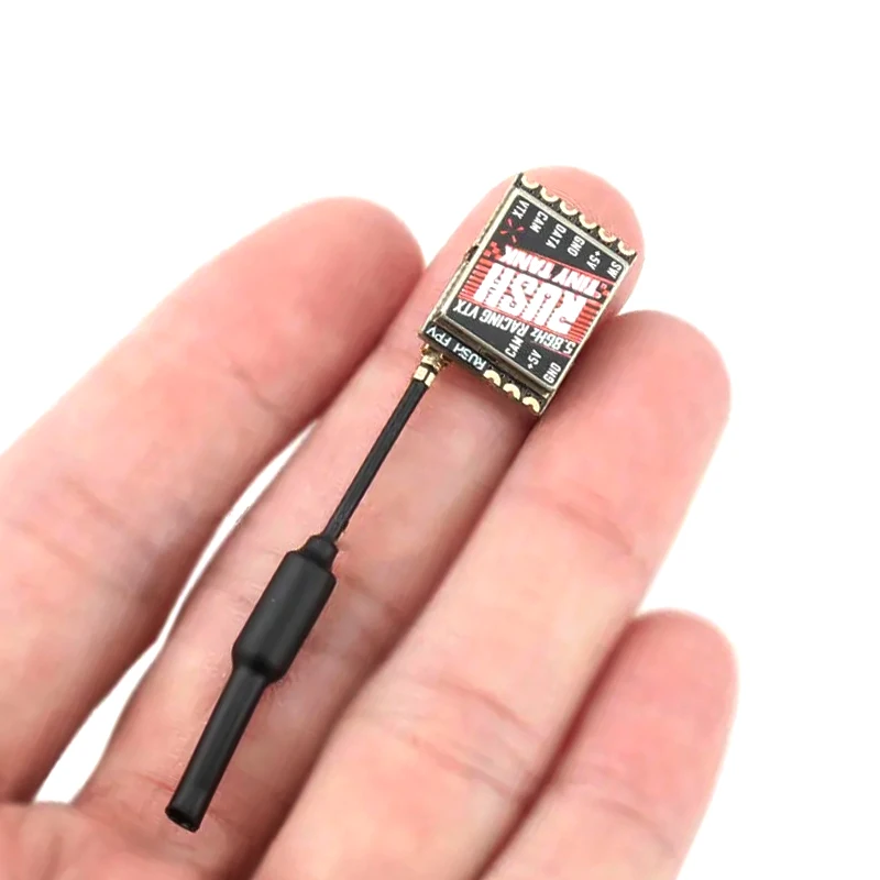 Comparaison du RUSHFPV Tank Mini VTX avec une pièce de monnaie, soulignant sa petite taille et son poids de 1.4g.