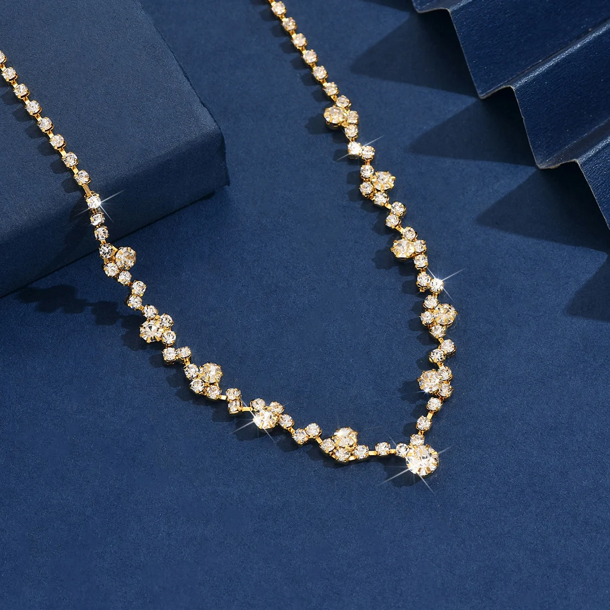 قلادة ناعمة مرصعة