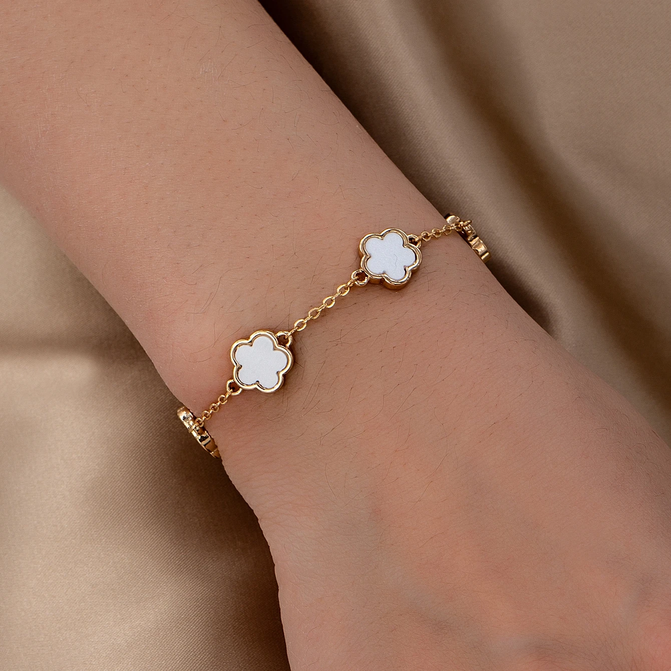 One Piece Women's Bracelet White Small Flower Casual Bracelet Suitable for Daily and Vacation Wear