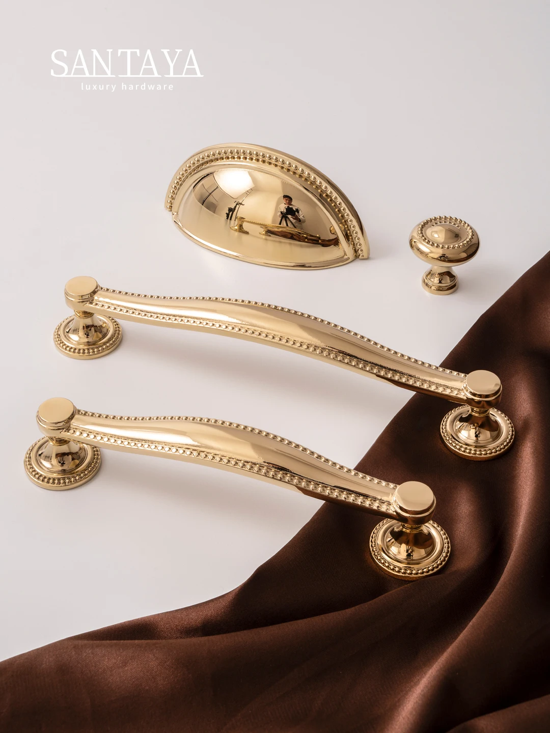 Santaya มือจับตู้ครัวทองเหลือง PVD สีทองสว่างสำหรับโต๊ะเครื่องแป้งห้องนอน ลูกบิดลิ้นชักตู้เสื้อผ้า ฮาร์ดแวร์เฟอร์นิเจอร์หรูหรา 1