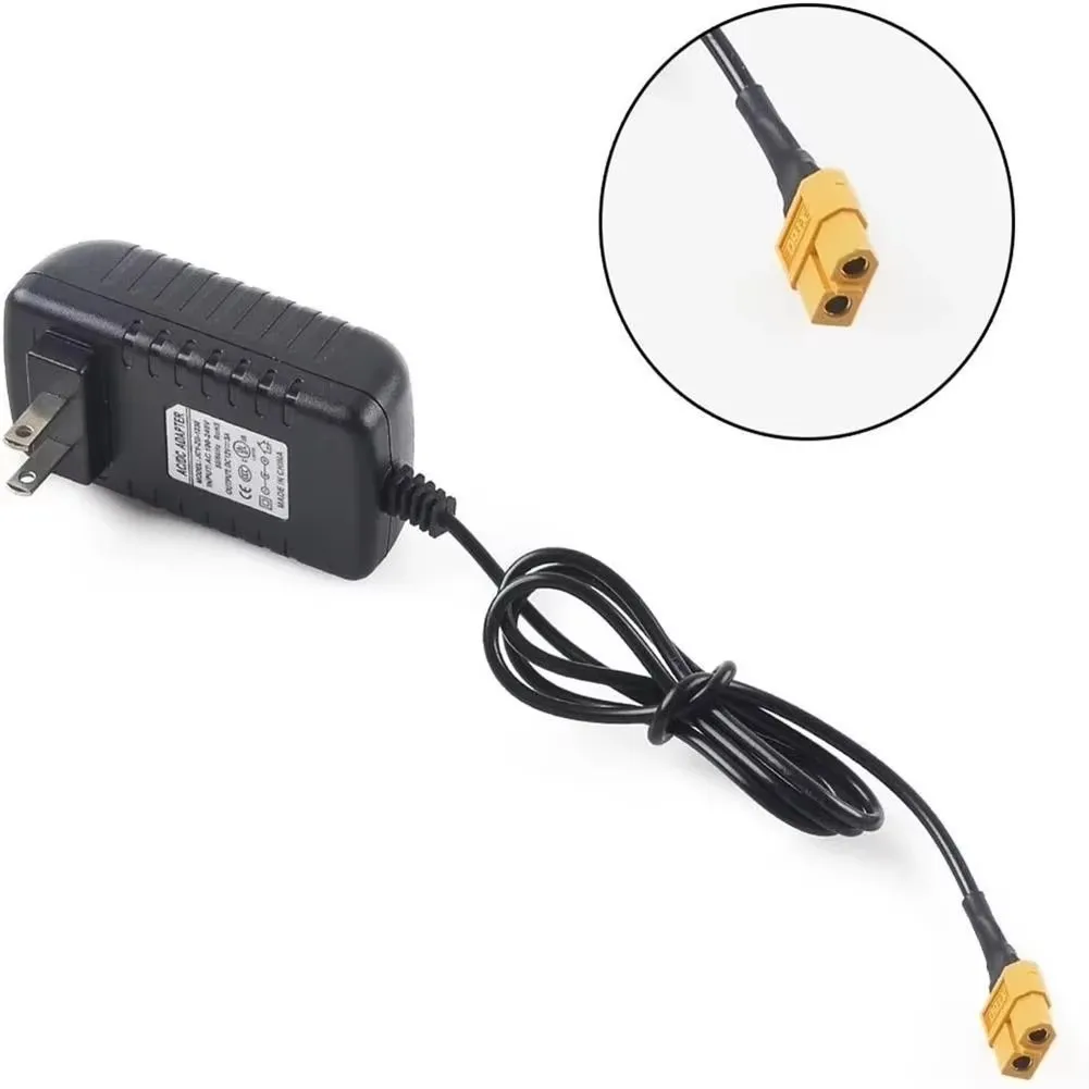 Vue rapprochée de l'adaptateur secteur 12V 3A avec prise XT60, montrant les connecteurs et le câble.