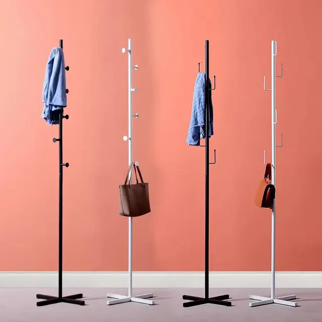 단순함 속에 있는 편리함: 바닥부터 천장까지 간단한 옷걸이