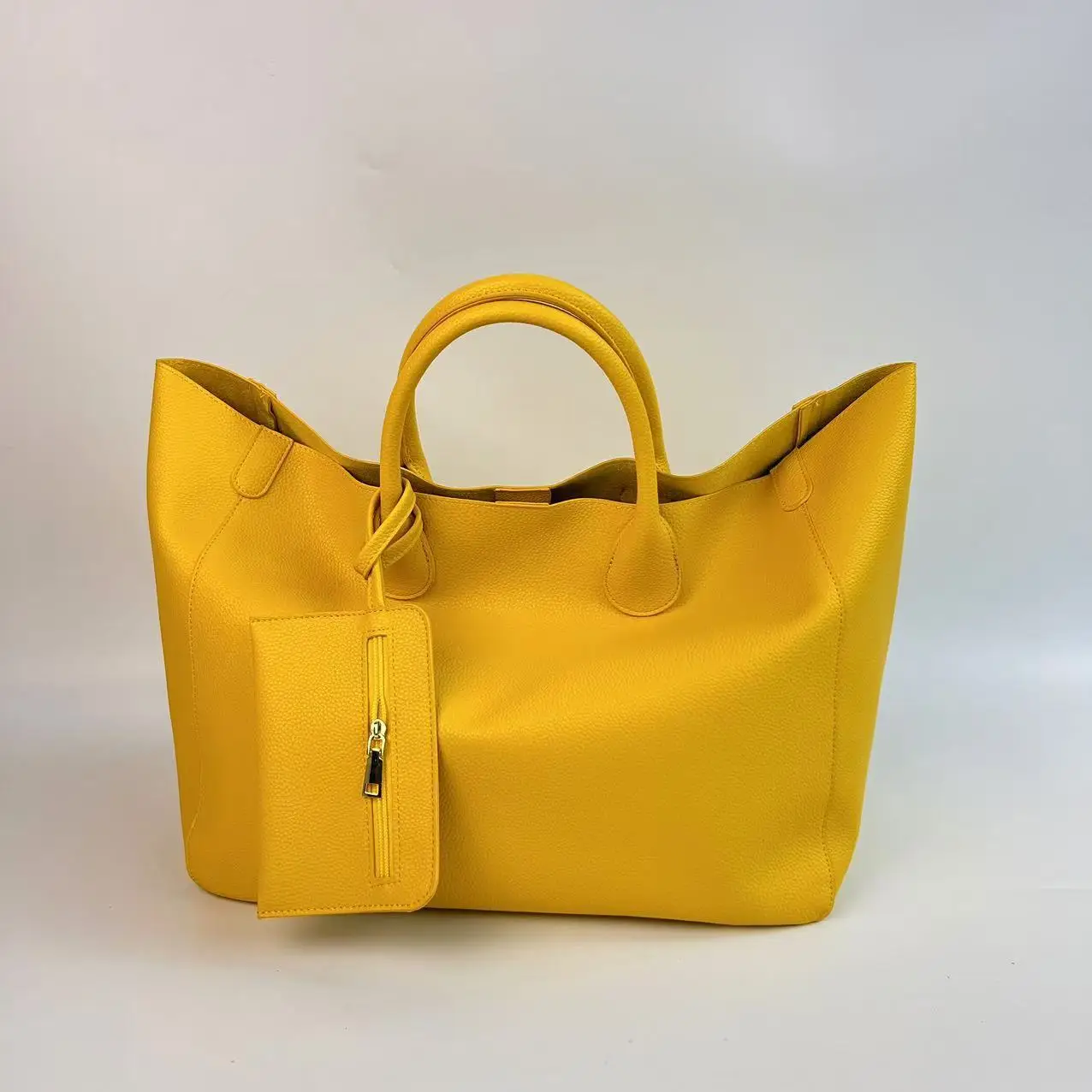 Women's Stylish Vegan Leather Oversized Handbag - Elegant and Spacious Shopping Tote